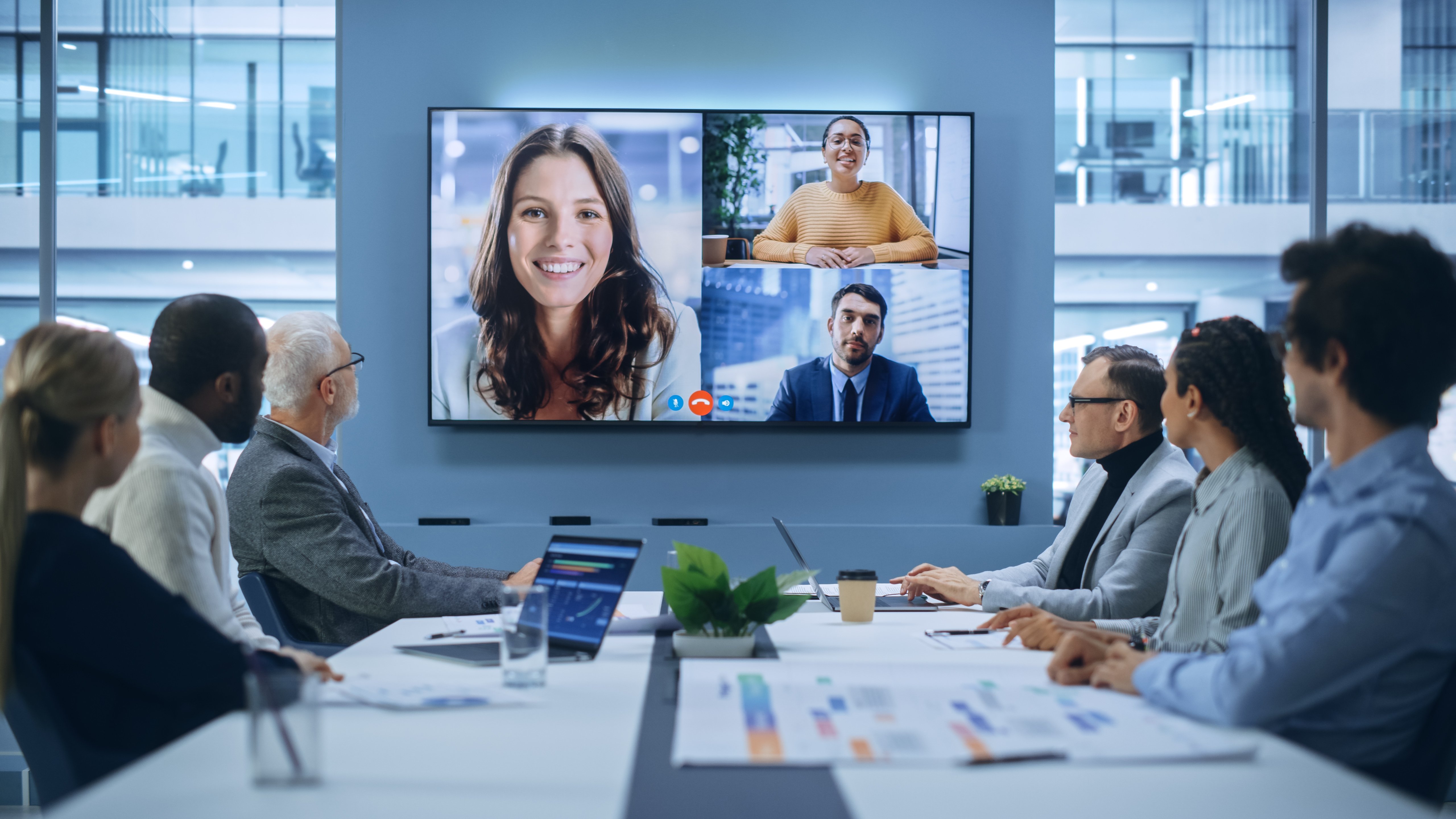 Huddle room meeting with video conferencing 